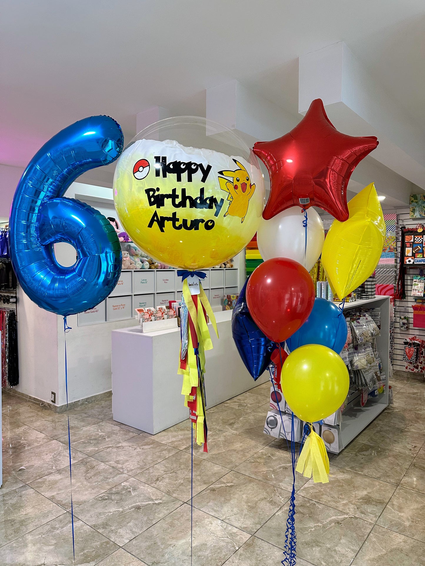 Globo Burbuja Pikachú + Número Jumbo + 1 Ramillete de Estrellas y Globos Látex