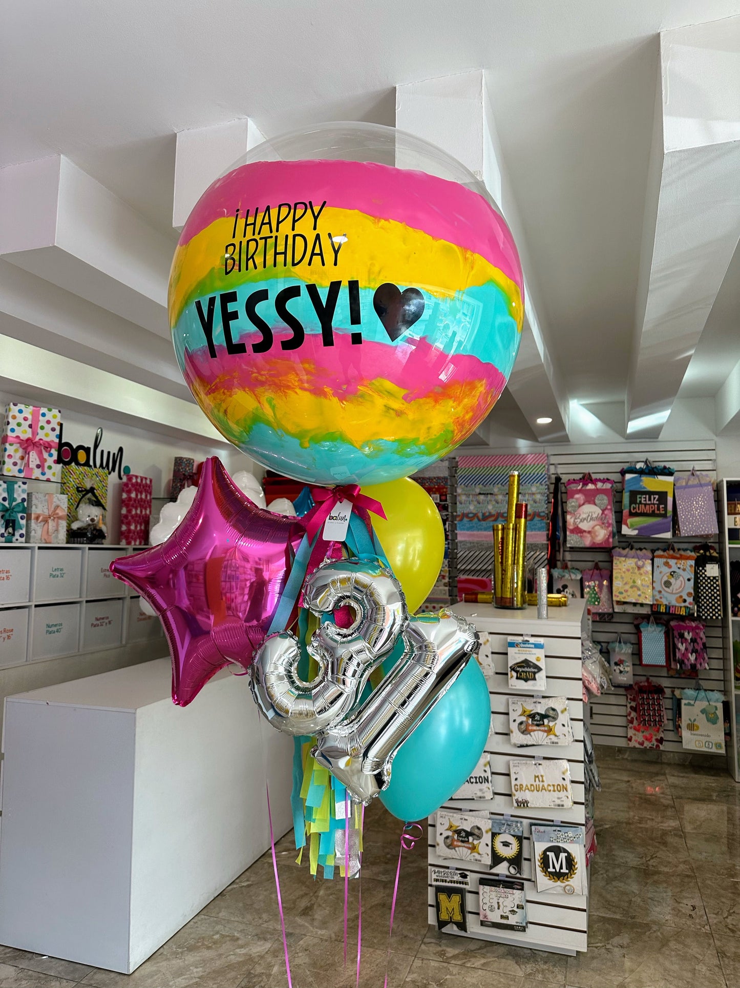 Globo Burbuja + 2 Globos Látex + 1 Estrella Metálica + Número Chico