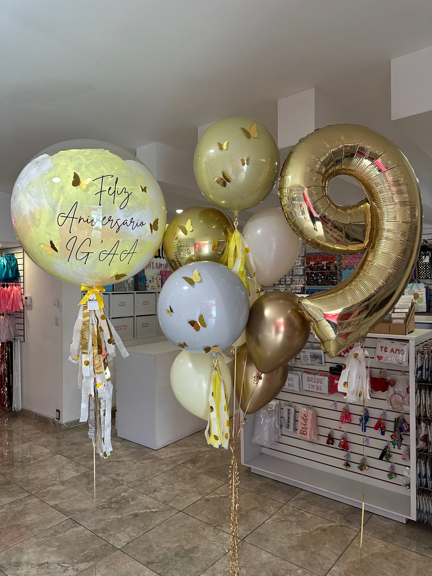 Globo Burbuja + Número Jumbo + 1 Ramillete de Orbz y Globos Látex + Mariposas