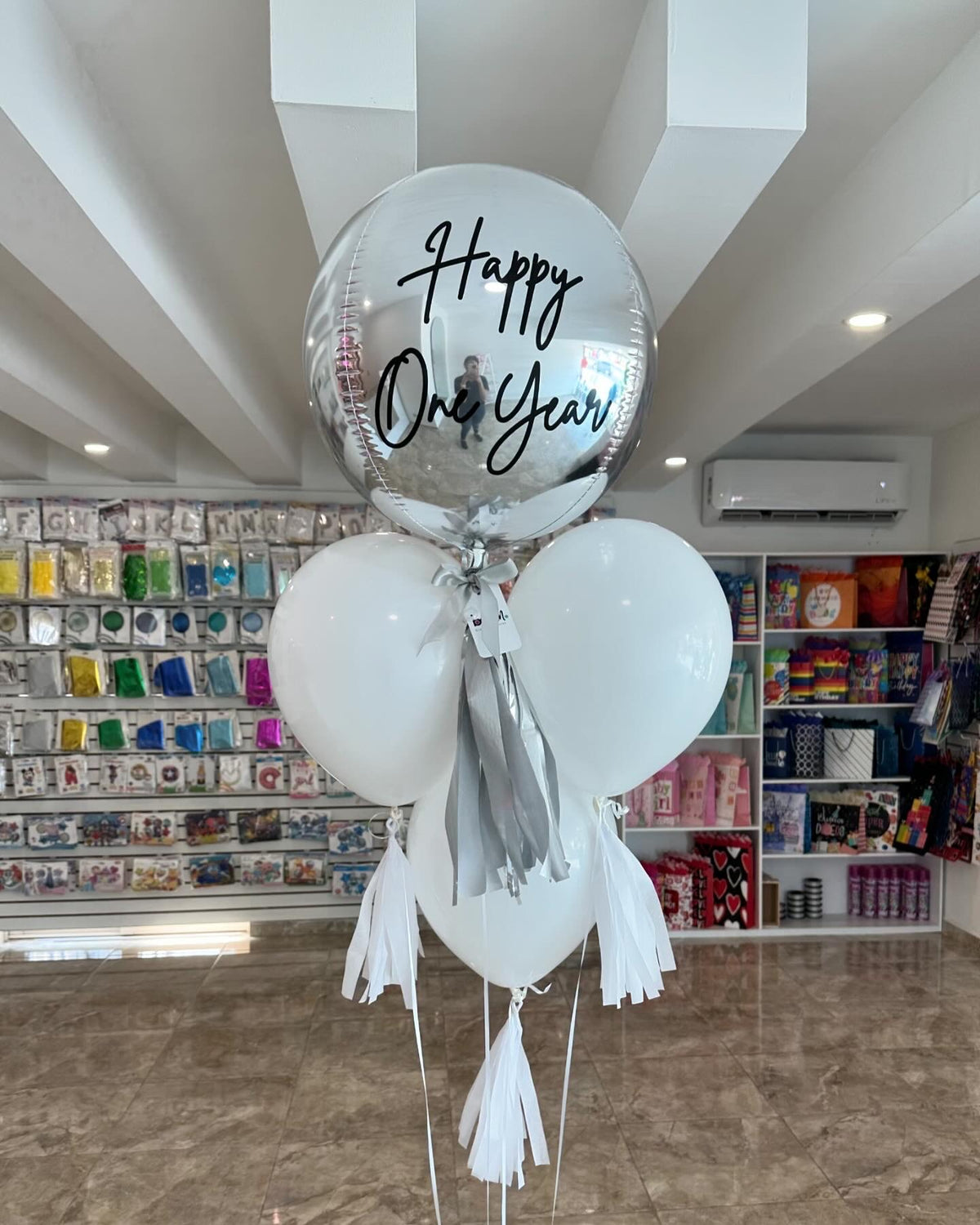 1 Orbz Chico + 3 Globos látex