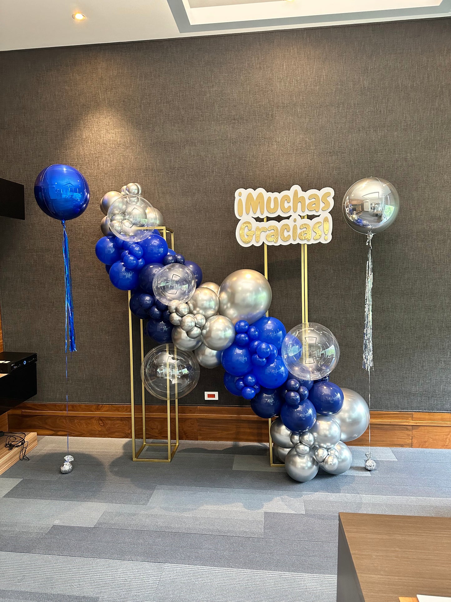 Dos Columnas con Globos + Letrero Personalizado