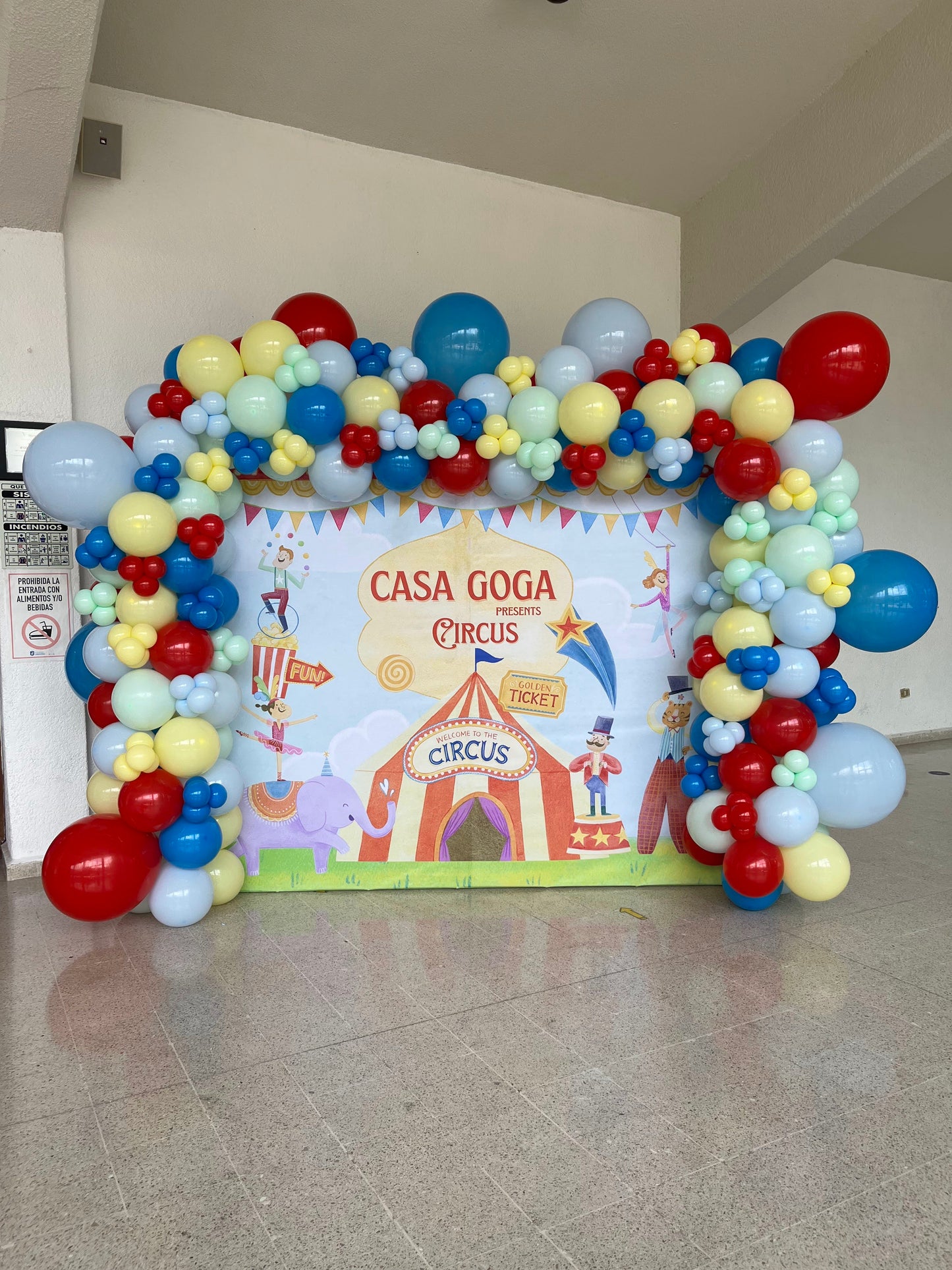 Marco de Globos con Lona Personalizada Temática Circo