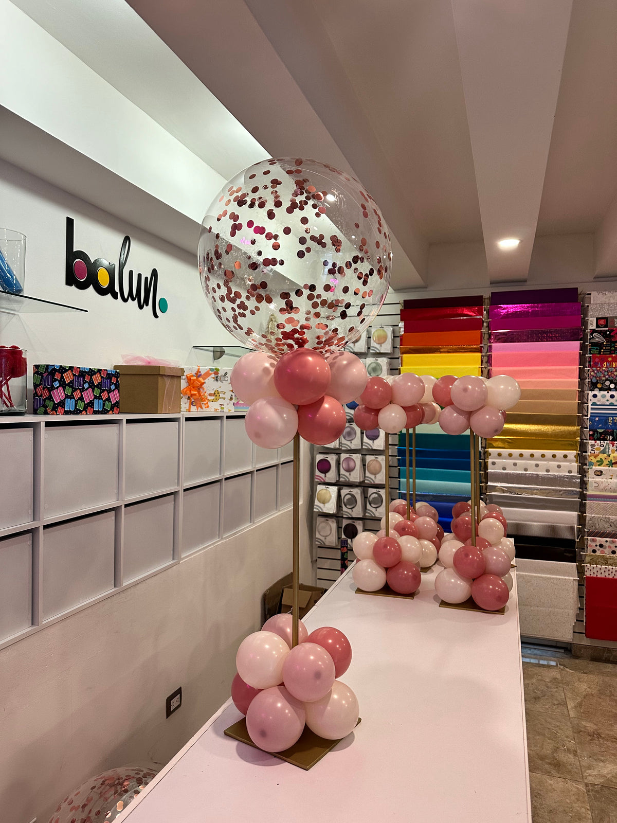 Centro de Mesa Globo Burbuja con Papelitos – Balun Globos y Eventos