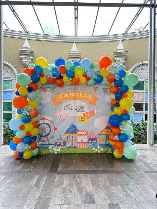 Marco de Globos con Lona Personalizada Temática Feria