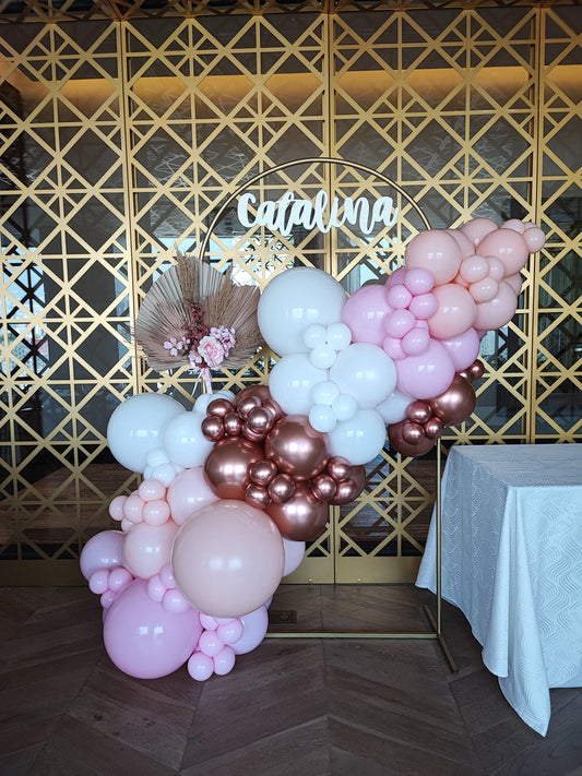 Arco con Guirnalda de Globos + Letrero Personalizado