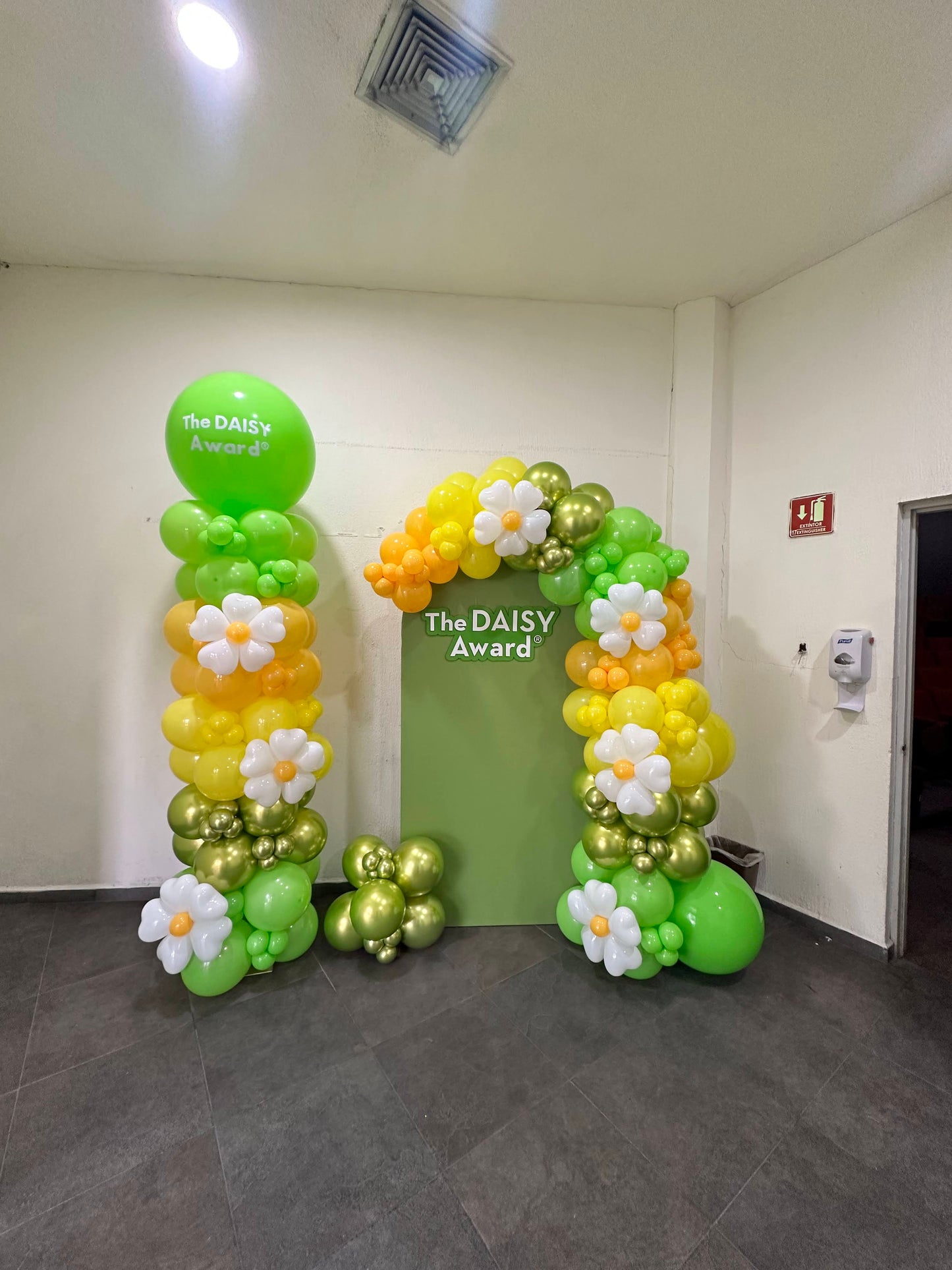 Mampara con Logo + Columna de Globos con Logo