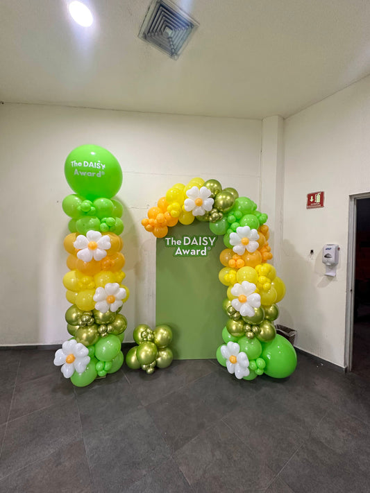 Mampara con Logo + Columna de Globos con Logo