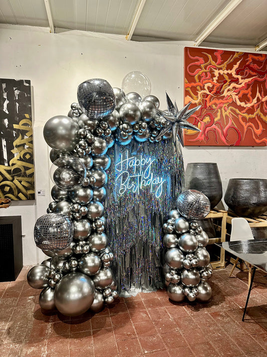 Pared de Mechas Plata con Temática Disco