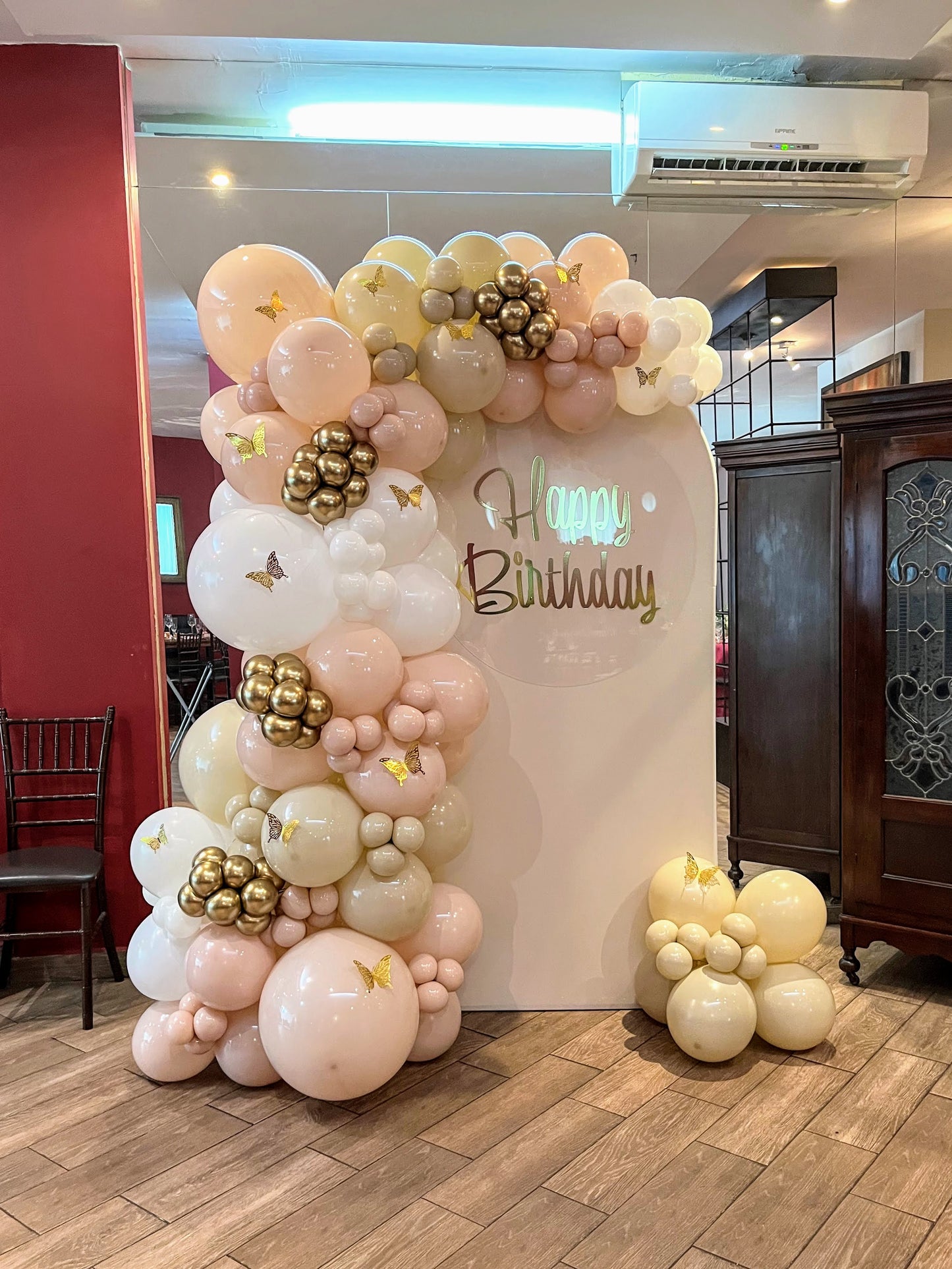 Mampara con Mariposas Doradas + Letrero en Vinil Personalizado