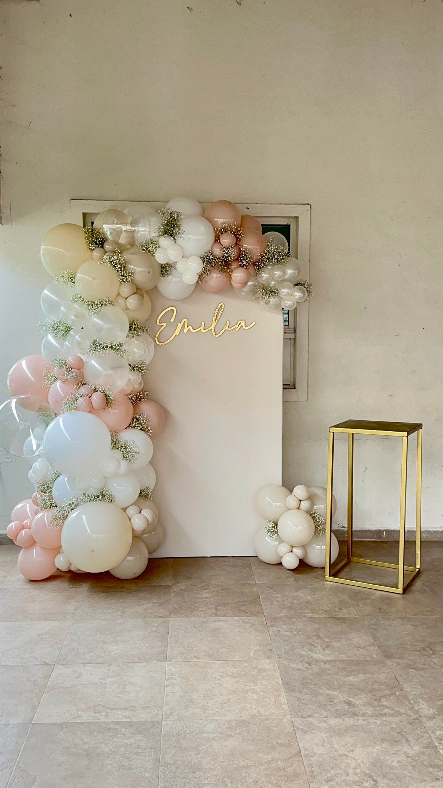 Mampara con Flor de Nube + Letrero Personalizado + Mesita para Pastel