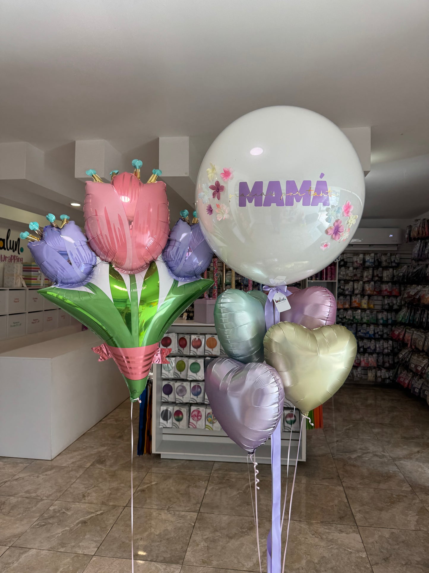 Globo Burbuja + 4 Corazones + 1 Globo Tulipanes