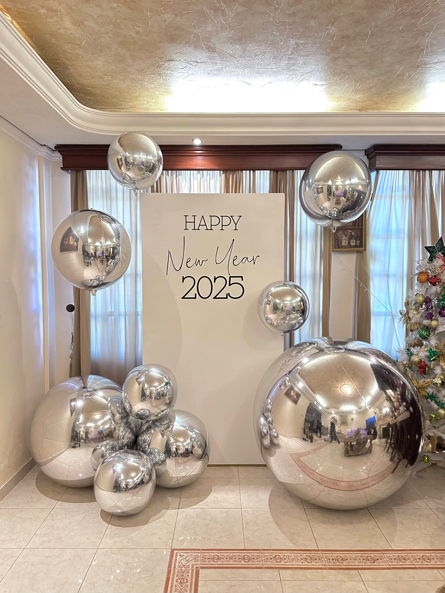 Mampara Happy New Year + Esferas Plata