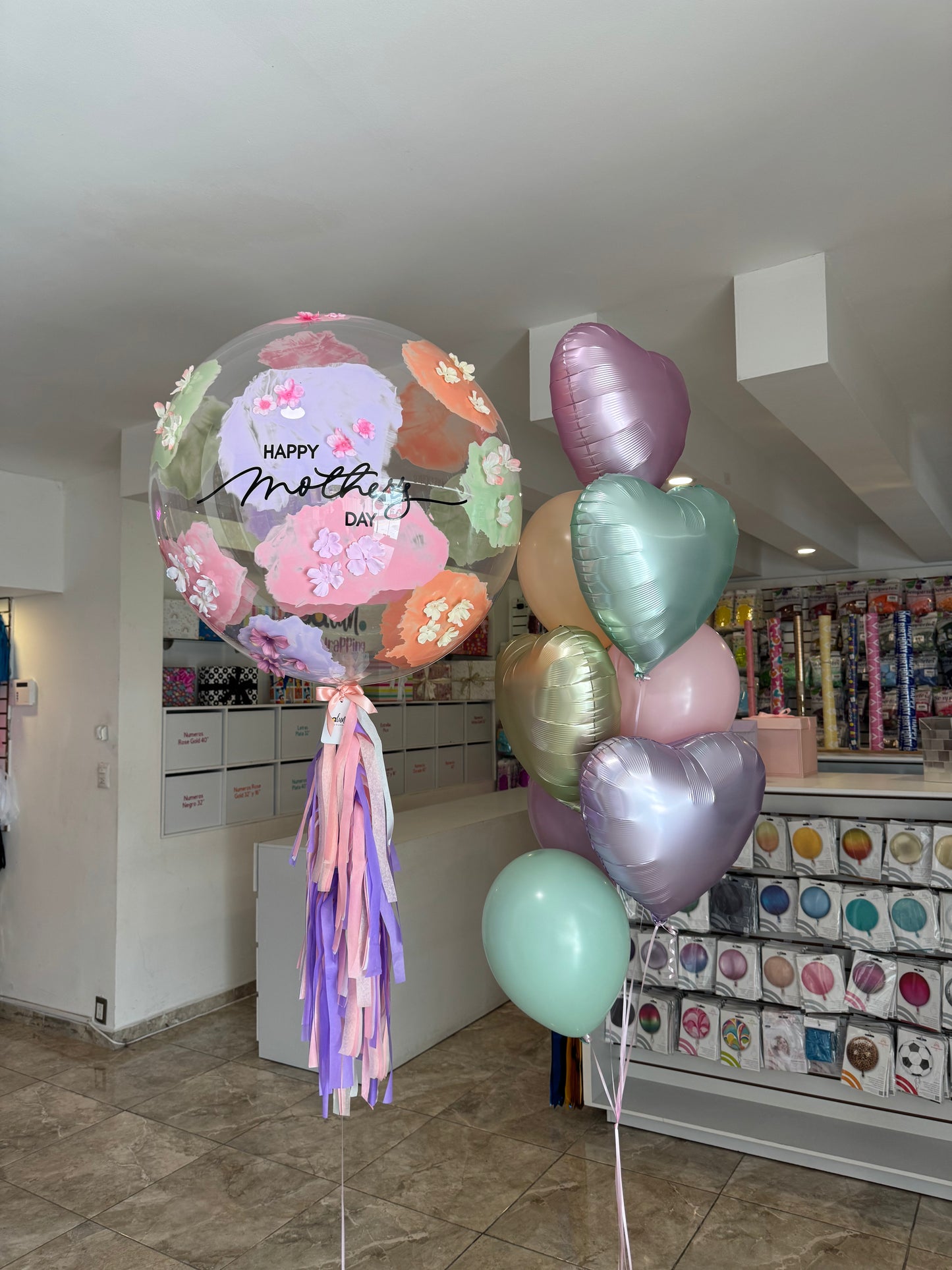 Globo Burbuja con Florecitas + 1 Ramillete de Látex y Corazones