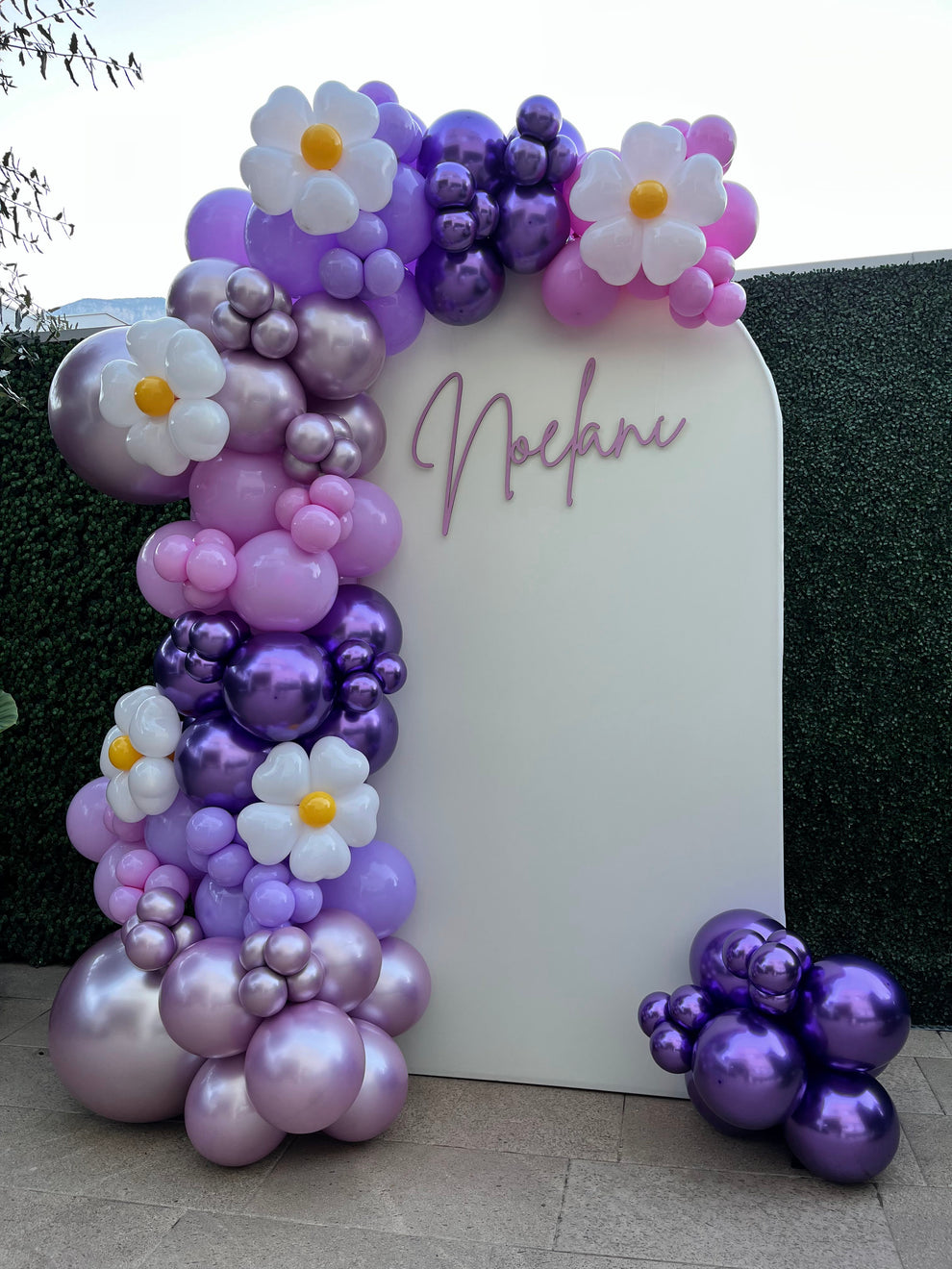 Mampara Flores + Letrero Personalizado – Balun Globos y Eventos