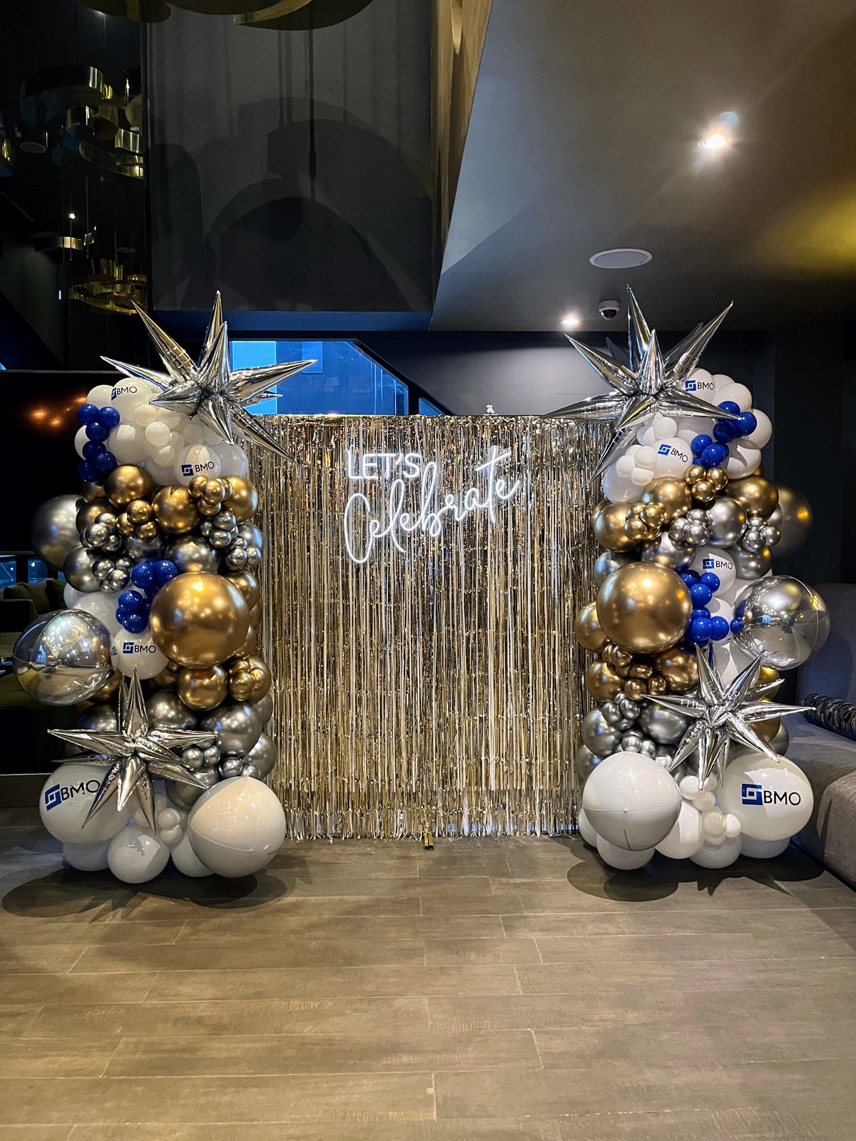 Back de Cortinas + 2 Columnas de Globos con Logo – Balun Globos y Eventos