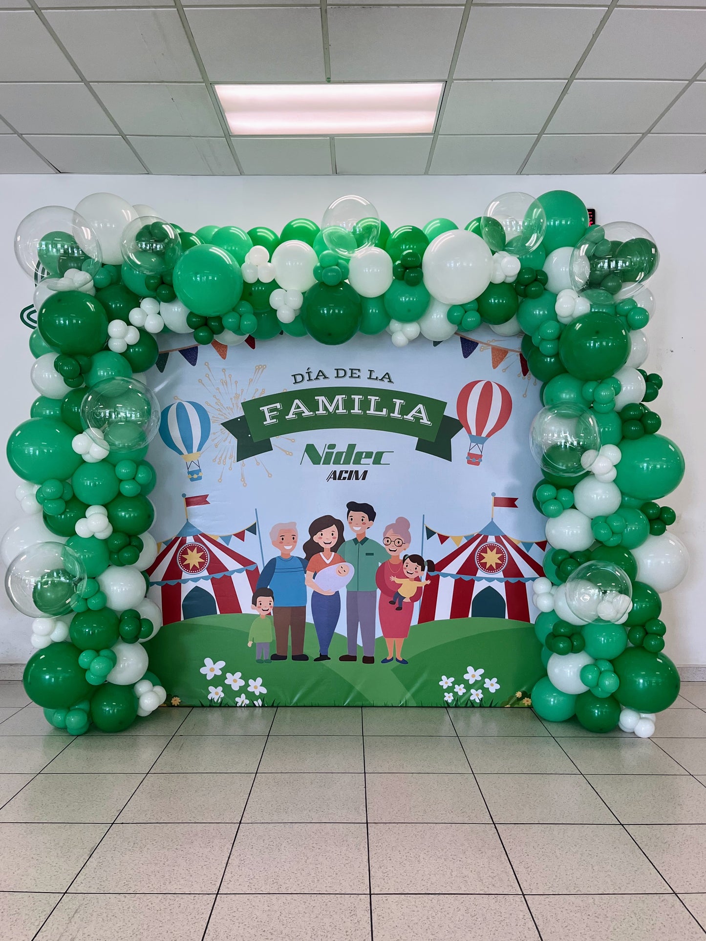 Marco de Globos con Lona Día de la Familia